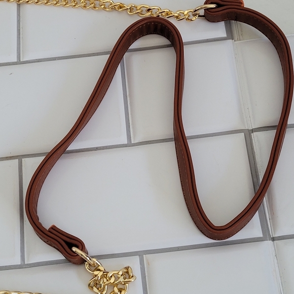 NWOT AND 100% Vegan Small Crossbody Purse with Gold Chain Strap Detail - Picture 5 of 9
